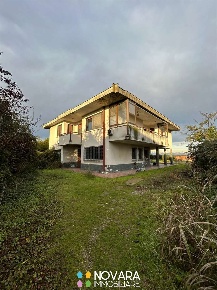 Foto Villa unifamiliare a Garbagna Novarese di 300 m² con 6 locali