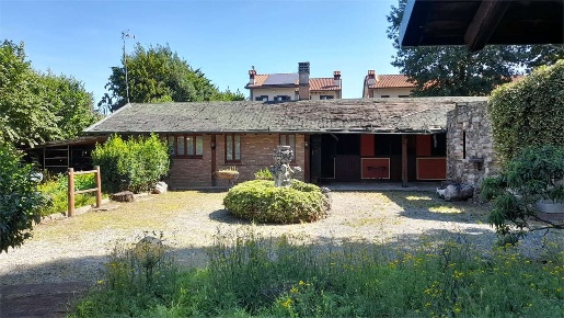 Foto Villa unifamiliare a Carugo di 145 m² con 8 locali in vendita