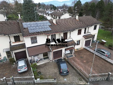 Foto Villa a schiera in Via Michelangelo, Fino Mornasco Centro di 160 m²