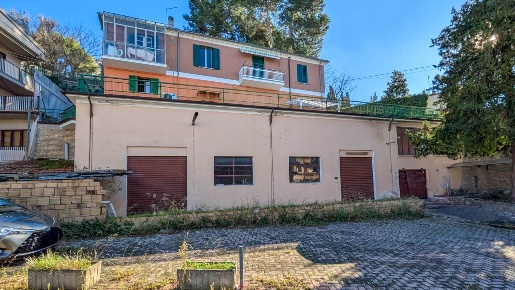 Foto Garage in Via Aurelio Nicolodi, Chieti Chieti Città di 60 m²