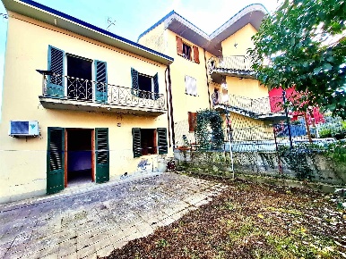 Foto Casa indipendente a Signa Centro di 160 m² con 6 locali in vendita
