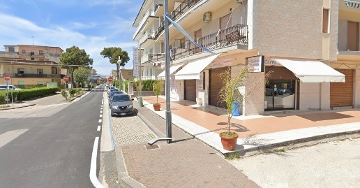 Foto Negozio in Viale Kennedy, Mondragone di 120 m² con 1 locali in affitto