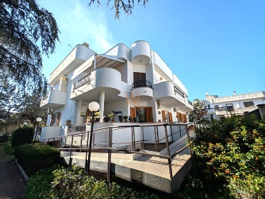 Foto Villa bifamiliare in VIA MASCAGNI, Trani di 236 m² con 4 locali