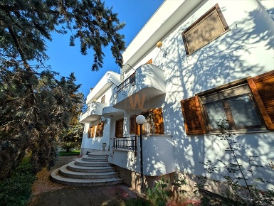 Foto Villa bifamiliare in VIA MASCAGNI, Trani di 236 m² con 4 locali