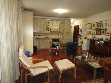 Foto Appartamento a Rosà Centro di 108 m² con 5 locali in vendita