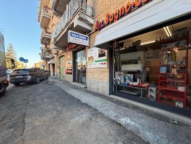 Foto Negozio in Via dei Giardinetti, Roma di 100 m² con 2 locali in vendita