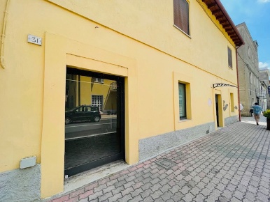 Foto Negozio in Corso Garibaldi snc, Orte Orte Scalo di 90 m² con 3 locali