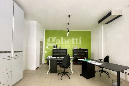 Foto Negozio in Viale dei Tigli 18/F, Riva del Garda Centro di 49 m²