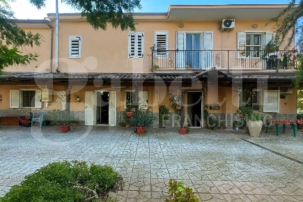 Foto Casa indipendente in Catone, Bellona Centro di 200 m² con 5 locali