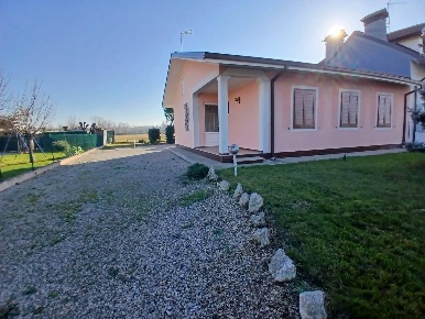 Foto Casa indipendente a Gradisca d'Isonzo di 95 m² con 5 locali in vendita