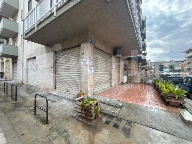 Foto Negozio in Via Senofonte angolo via Lo Bue 37, Bagheria Centro