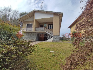 Foto Casa indipendente in Via generale chinotto 40, Arona Centro di 350 m²