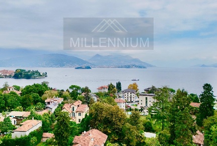 Foto Villa unifamiliare a Stresa Centro di 220 m² con 10 locali in vendita