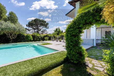 Foto Villa singola a Dormelletto di 273 m² con 11 locali in vendita