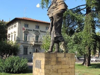 Foto Appartamento a Firenze di 210 m² con 10 locali in vendita