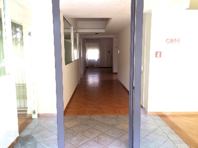 Foto Locale commerciale a Cecina Cecina Centro di 210 m² con 3 locali