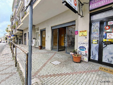 Foto Negozio in Via Francesco Crispi 24, Alì Terme di 55 m² con 1 locali
