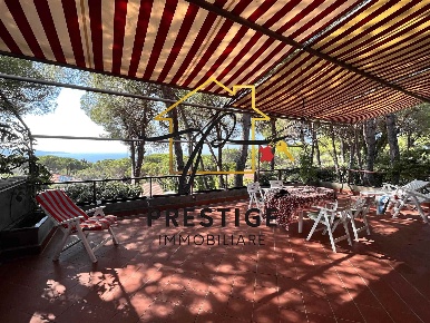 Foto Villa unifamiliare a Livorno Quercianella di 253 m² con 10 locali