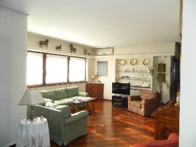 Foto Attico in via Cantù 5, Monza San Biagio di 183 m² con 5 locali