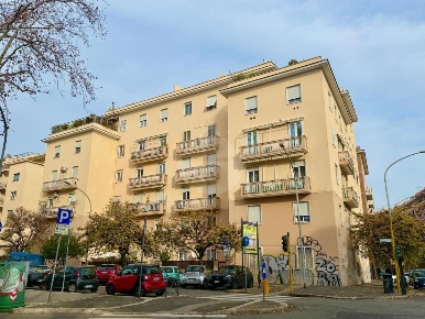 Foto Appartamento in Via Acaia, Roma di 105 m² con 3 locali in vendita