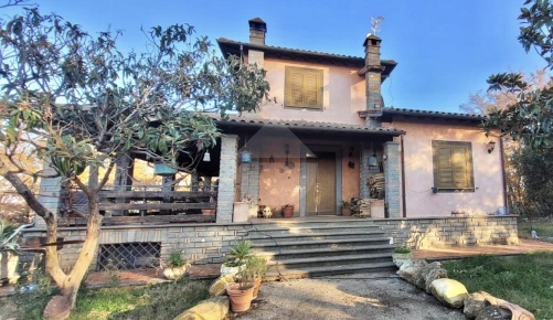 Foto Villa unifamiliare in LocalitÃ  Poggio Lion Porco, Blera di 251 m²