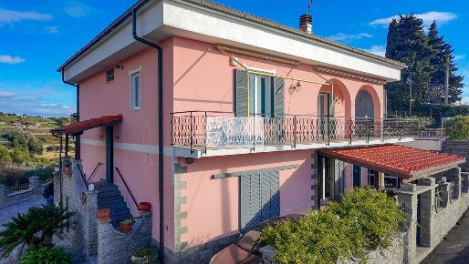 Foto Appartamento a Sanremo Bussana di 152 m² con 5 locali in vendita