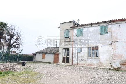 Foto Villa a schiera a Bondeno di 155 m² con 4 locali in vendita