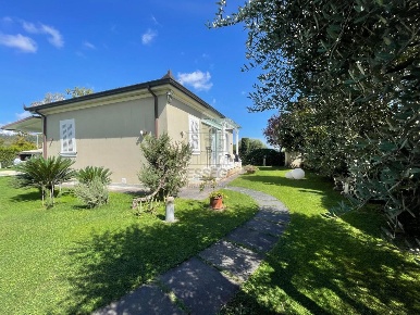Foto Villa unifamiliare in via di Villa Barsanti, Lucca di 180 m²