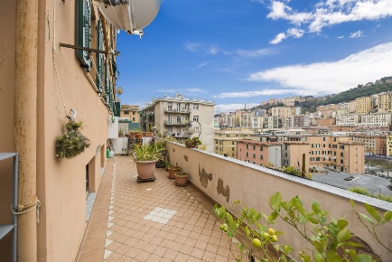 Foto Appartamento in Via Montenero, Genova Marassi di 70 m² con 5 locali