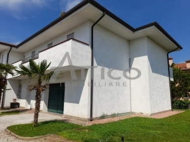 Foto Villa bifamiliare in Via A. de Gasperi 570, Costa di Rovigo di 220 m²