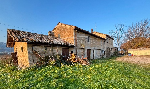 Foto Casale a Fano di 210 m² con 10 locali in vendita