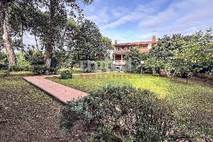 Foto Villa unifamiliare in Viale Gorgia Di Leontini, Roma Casal Palocco