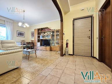 Foto Appartamento in Via Giordano Luca, Fondi Centro di 101 m² con 5 locali