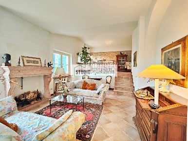 Foto Villa unifamiliare a Pietrasanta di 300 m² con 14 locali in vendita