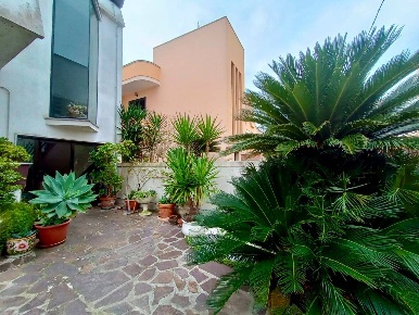 Foto Appartamento in Via Giovanni Pascoli, Arnesano di 218 m² con 9 locali