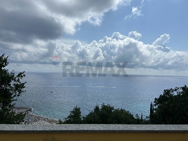 Foto Casa indipendente a Bergeggi di 400 m² con 12 locali in vendita