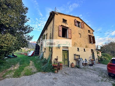 Foto Rustico in Via pontenuovo, Pietrasanta di 270 m² con 13 locali