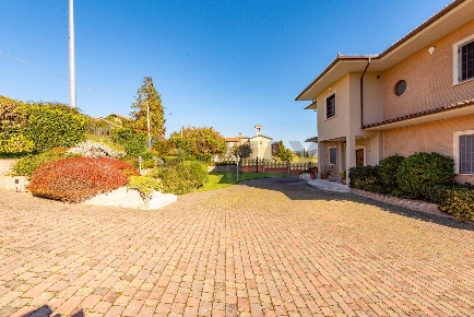 Foto Villa singola in Via Ferrata, Oricola di 325 m² con 8 locali