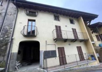 Foto Appartamento in Via Camerlata, Lurago d'Erba Centro di 70 m² all'asta