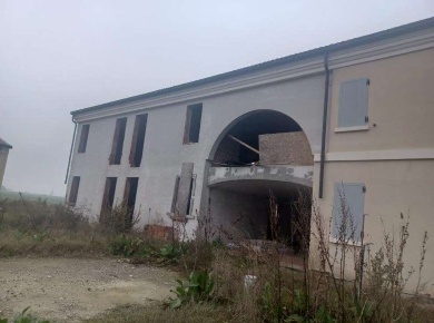 Foto Case indipendenti in Via Albero, Finale Emilia di 371 m² con 1 locali