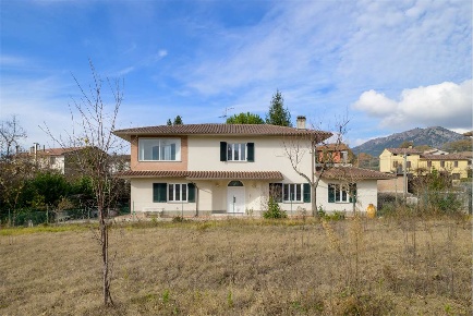 Foto Villa unifamiliare a Gubbio di 260 m² con 10 locali in vendita