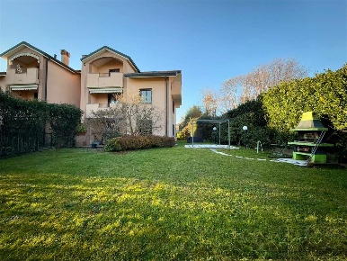 Foto Appartamento in Via Silvio Pellico, Bernareggio di 90 m² con 3 locali