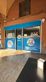 Foto Negozio in piazza saffi 15, Forlì Centro Storico di 60 m² con 2 locali
