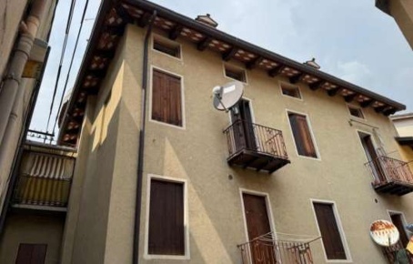 Foto Appartamento in Vicolo della Giasara, Schio Centro di 98 m² all'asta