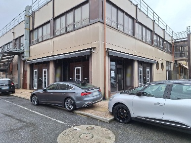 Foto Locale commerciale a San Giuliano Terme Ghezzano di 421 m² in vendita