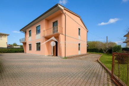 Foto Case semi ndipendenti a Bientina Centro di 160 m² con 9 locali