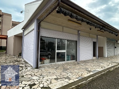 Foto Negozio a Ravenna Lido Adriano - Lido di Dante di 30 m² con 2 locali
