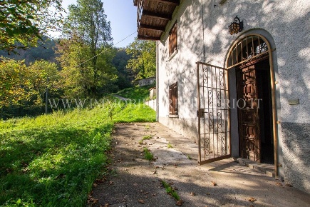 Foto Casa indipendente in via Opreno, Caprino Bergamasco di 369 m²