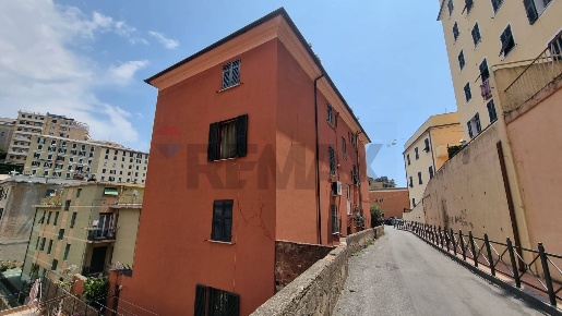 Foto Appartamento in Salita Caldetto, Genova Lagaccio di 90 m² con 5 locali