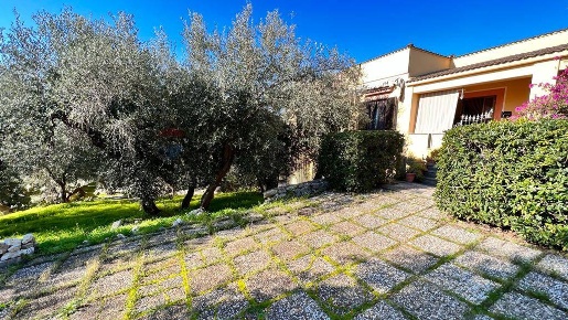 Foto Villa singola in Località Defensola, Vieste di 240 m² con 7 locali